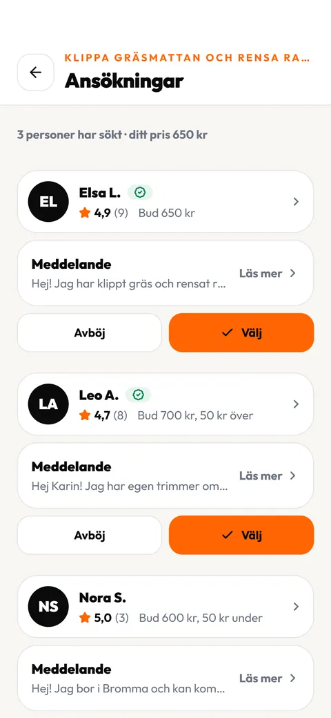 Så ser det ut när hjälpare söker ditt uppdrag i Köra-appen: tre ansökningar med betyg och bud.