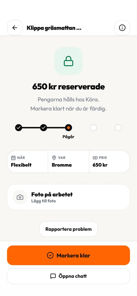 Hjälparens vy i Köra-appen för ett pågående trädgårdsuppdrag: 650 kr reserverade, pengarna hålls hos Köra, och knappen Markera klar.