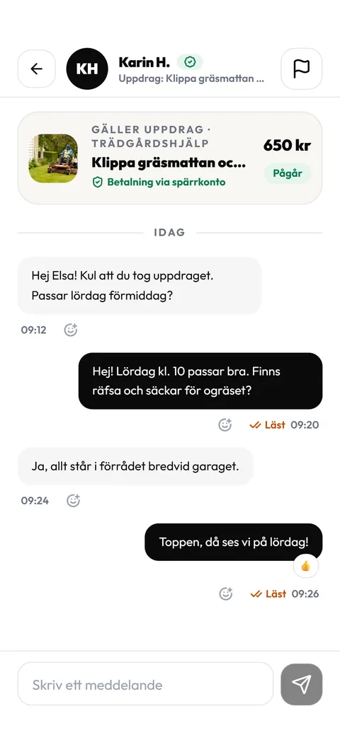 Chatten i Köra-appen där hjälparen Elsa och uppdragsgivaren Karin bestämmer tid för trädgårdsuppdraget, med raden Betalning via spärrkonto.