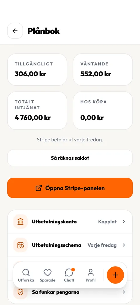 Plånboken i Köra-appen med tillgängligt saldo, väntande belopp, totalt intjänat och utbetalningsschemat varje fredag.