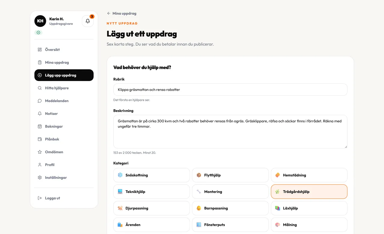 Formuläret Lägg ut ett uppdrag på kora.nu: första steget med rubriken Klippa gräsmattan och rensa rabatter, en beskrivning och kategorin Trädgårdshjälp vald.