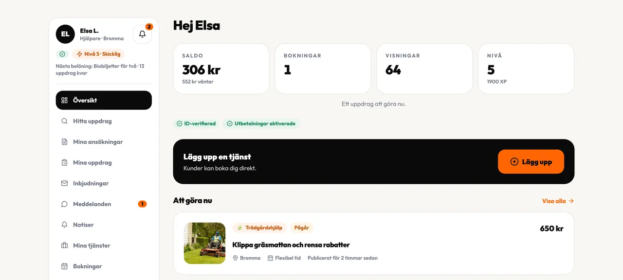 Köras webbpanel på kora.nu för en hjälpare: saldo, bokningar, visningar och nivå 5, och trädgårdsuppdraget i Bromma som ska göras nu.